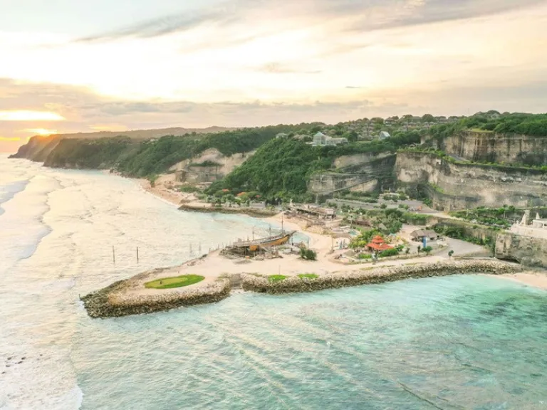 Berapa Tiket Masuk ke Pantai Melasti