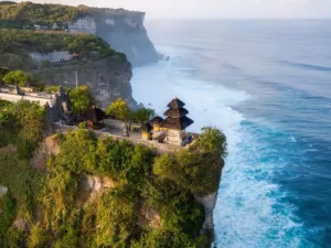 Dari Pantai Pandawa ke Uluwatu Berapa Jam?