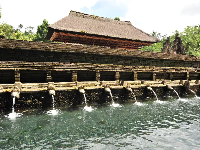 4 Tempat Melukat Paling Populer di Bali 2026